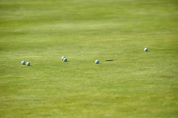 Campo Golf Vista Vicino Poche Palline Vicino Foro Sul Verde — Foto Stock