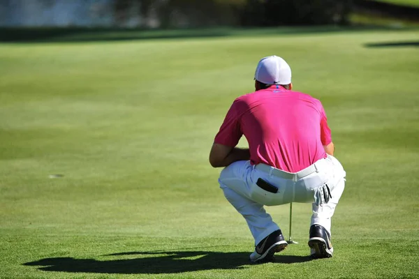 Turim Itália Desconhecido Jogador Golfe Concentrado Procurar Linha Agachada Verde — Fotografia de Stock