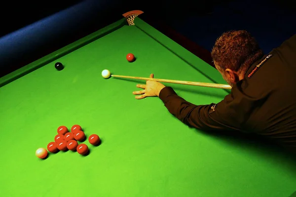 Snookerbord Och Bollar Med Spelare Slår Från Ovan — Stockfoto