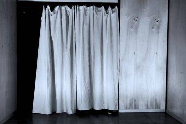 Beyaz perde kapı ahşap duvar siyah beyaz görüntü üzerinde kapalı