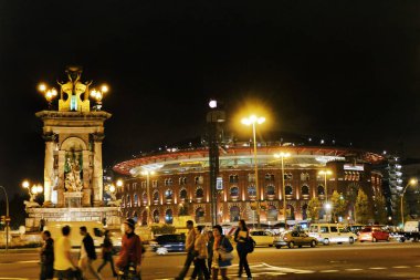 Barcelona İspanya Kasım 2016 kare España'nın ve Montjuic gece görünümü ile kalabalık arasında bölge bölge Ticaret fuarları
