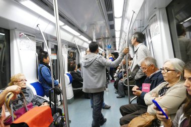 Kasım 2016 yaklaşık Barcelona İspanya Barcelona metro oturmuş insanlar görünümüyle gemide