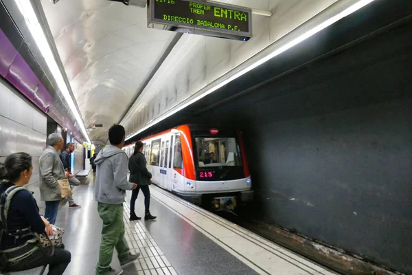 Barcelona Spanien Circa November 2016 Barcelona Tunnelbanestation Tunnel Med Personer — Stockfoto