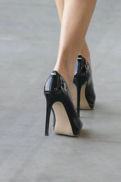 Женщина Ходит Одетая Высоких Каблуках Черные Туфли Закрыть Вид Бетонный — стоковое фото