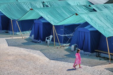 Yalnız çocuk yürüyüş ile deprem mülteciler çadır kampı Aquila Italya Ağustos 2009
