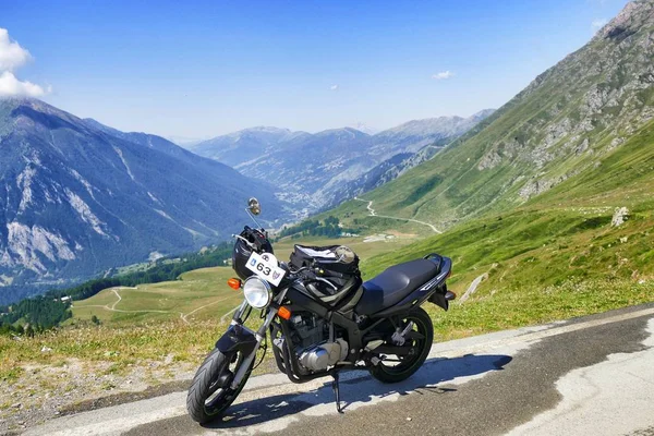 Geparktes Motorrad Auf Bergpanorama Alpen Italien Juni 2015 — Stockfoto