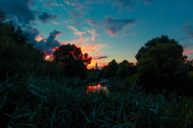 Küçük bir köyde günbatımı
