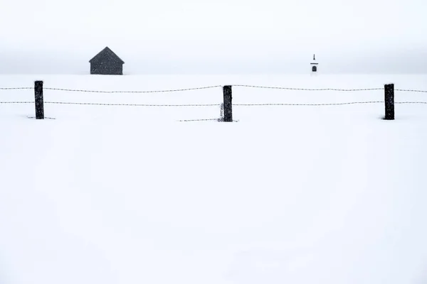 Recinzione agricola nel paesaggio innevato — Foto Stock