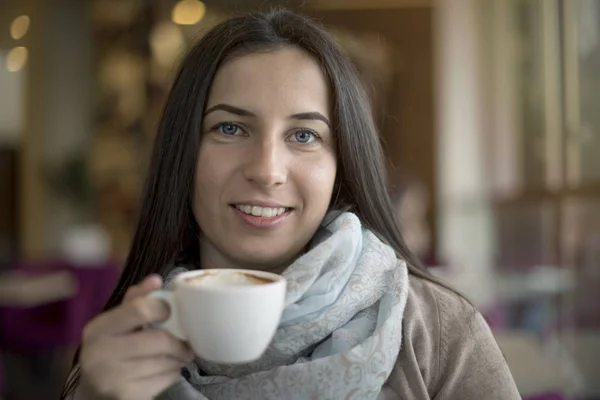 Mulher bonita bebendo café — Fotografia de Stock