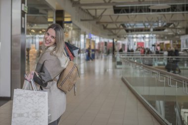 Alışveriş Merkezi alışveriş torbaları ile gülümseyen kız