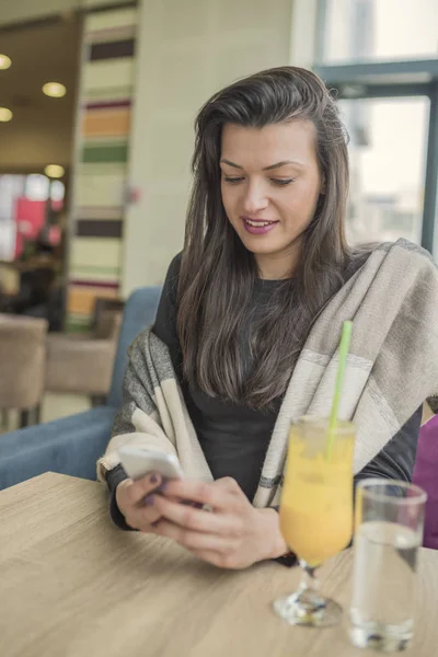 Smartphone, kahve iletisinde manifatura kullanan genç esmer kadın