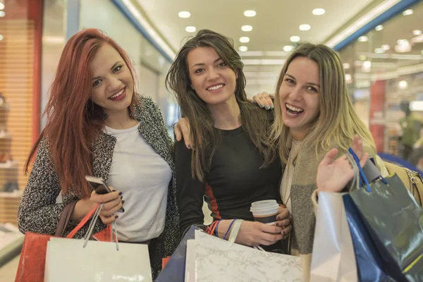 Три молоді і красиві дівчата тримають сумки і g — стокове фото