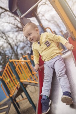 Sevimli küçük çocuk bahçesi üzerinde eğleniyor