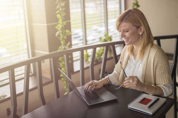 Genç ve güzel kadın onun kredi kartı ve kucak kullanma online alışveriş