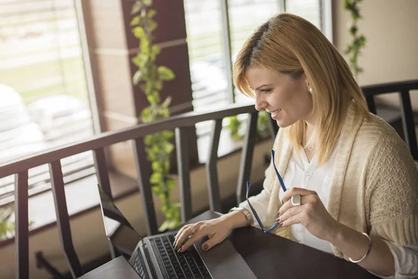 İş kadını laptop kahve dükkanında çalışıyor Restoran