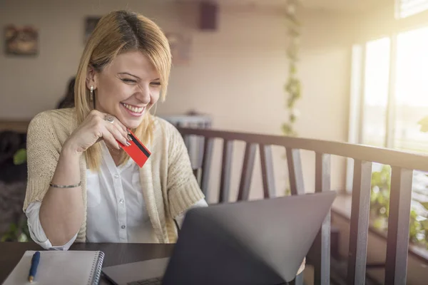 Genç ve güzel kadın onun kredi kartı ve kucak kullanma online alışveriş