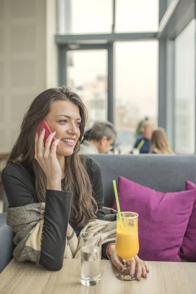 Cep telefonuyla kahve s genç güzel kadın portresi