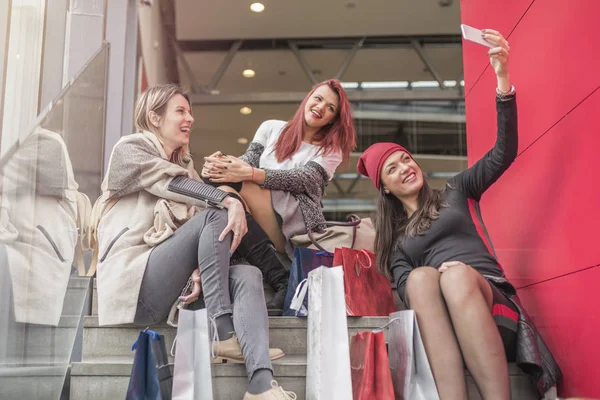 Három csinos, fiatal lány, vevő selfie bevásárlóközpont — Stock Fotó