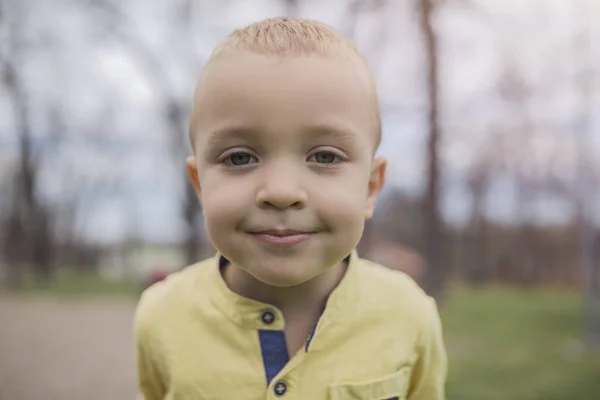 Adorable niño divirtiéndose en el patio de recreo —  Fotos de Stock