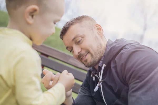 Mutlu baba ve sahada oynamak oğul portre portresi