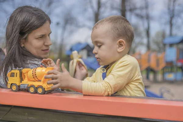 Mutlu anne ve oğlu sahada oynamak portre portresi