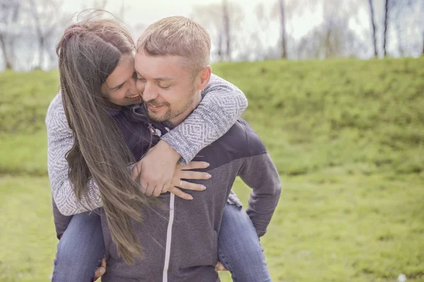 Sorrindo casal no amor ao ar livre — Fotografia de Stock