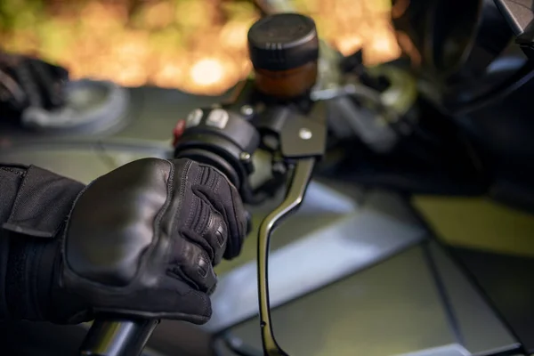 Ormanda motosiklet süren bir sürücü. Motosikletli bir adam sokakta gezintiye hazırlanıyor.. 