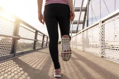 Spor yolunda koşan bir atlet. Doğal zindelik. Güzel bir bayanla sabah egzersizi. Kadın fitness koşusu, spor sağlık konsepti.