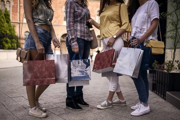 Alışveriş yapan kadınlar. Alışveriş torbalı mutlu kızlar alışverişin tadını çıkarıyor. Tüketim, alışveriş, yaşam tarzı konsepti