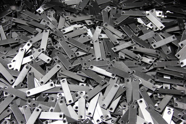 Много штампованных металлических деталей. Стальные детали. Черное и белое
.