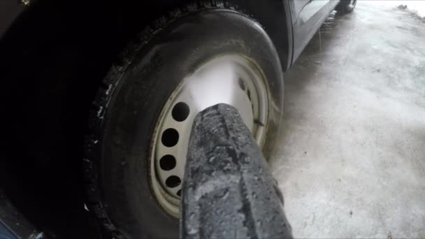 Güçlü Basıncından Oluşan Bir Jet Arabanın Tekerleğindeki Kiri Temizler — Stok video