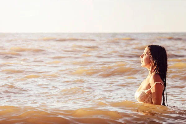 Vista Lateral Menina Sexy Maiô Fazendo Aqua Ioga Praia Jovem — Fotografia de Stock