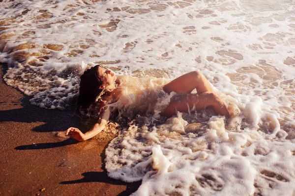 Menina Maiô Branco Deitado Praia Areia Cobre Uma Bela Onda — Fotografia de Stock