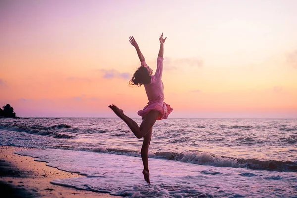 Silhouette Une Superbe Fille Sur Plage Sur Fond Une Aube — Photo