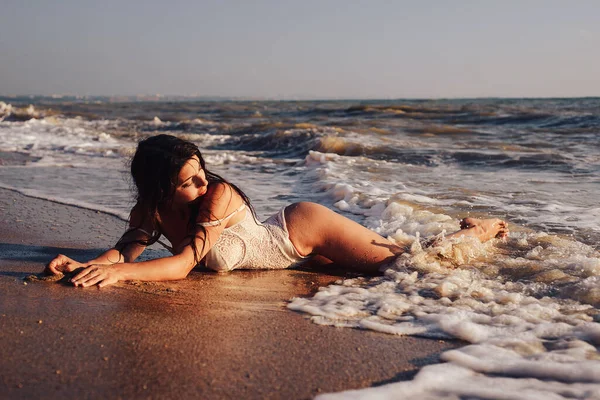 수영복을 해변에 소녀가 아름다운 거품을 일으키는 파도를 있습니다 기분좋다는 — 스톡 사진