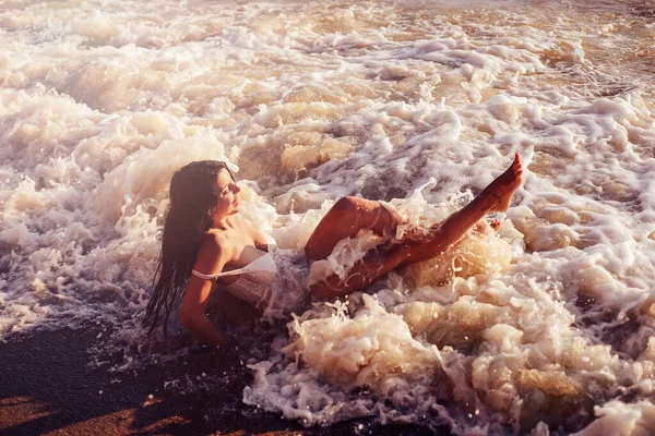 Menina Maiô Branco Deitado Praia Areia Cobre Uma Bela Onda — Fotografia de Stock
