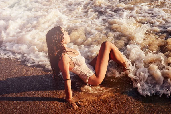 Dziewczyna Białym Kostiumie Kąpielowym Leżąca Piaszczystej Plaży Przykrywa Piękną Piankową — Zdjęcie stockowe