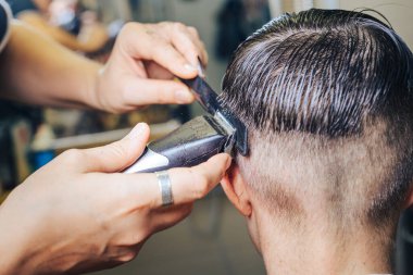 Profesyonel bir kuaför kafa tasarımı yapar, saç kesimini makasla yapar. Güzellik salonu. Erkek güzeli.. 