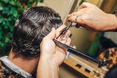 Profesyonel bir kuaför kafa tasarımı yapar, saç kesimini makasla yapar. Güzellik salonu. Erkek güzeli.. 