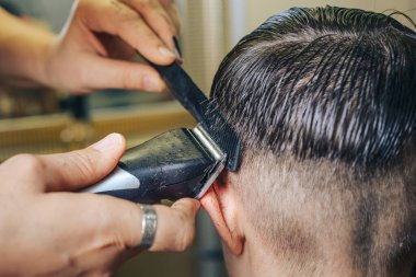 Profesyonel bir kuaför kafa tasarımı yapar, saç kesimini makasla yapar. Güzellik salonu. Erkek güzeli.. 