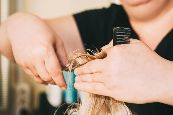 Coiffeur Professionnel Fait Design Tête Coupe Les Cheveux Avec Des — Photo