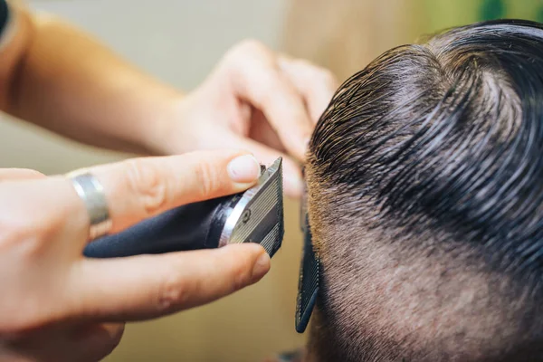 プロの美容師は はさみで髪をカット 頭のデザインを行います 美容室 男性の美しさ — ストック写真