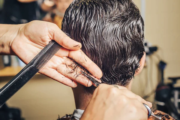 プロの美容師は はさみで髪をカット 頭のデザインを行います 美容室 男性の美しさ — ストック写真