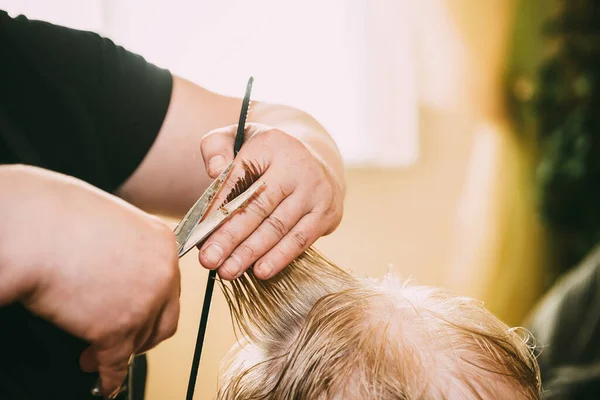 Coiffeur Professionnel Fait Design Tête Coupe Les Cheveux Avec Des — Photo