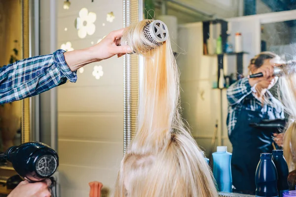 Coiffeur Professionnel Fait Design Tête Coupe Les Cheveux Avec Des — Photo