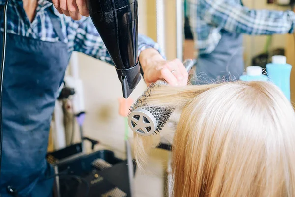 プロの美容師は はさみで髪をカット 頭のデザインを行います 美容室 女性の美しさ — ストック写真
