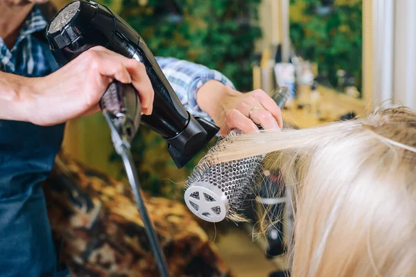 Coiffeur Professionnel Fait Design Tête Coupe Les Cheveux Avec Des — Photo