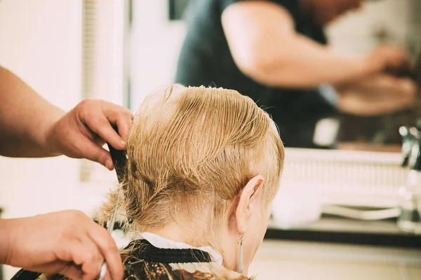 プロの美容師は はさみで髪をカット 頭のデザインを行います 美容室 女性の美しさ — ストック写真