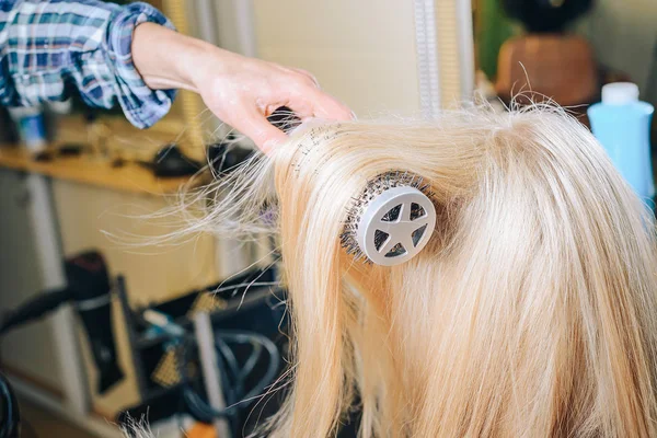 Ein Professioneller Friseur Gestaltet Den Kopf Schneidet Die Haare Mit — Stockfoto