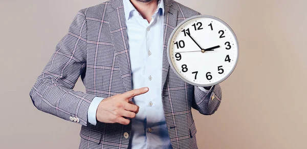 Homem Fato Aponta Para Relógio Conceito Tempo Negócios Sucesso — Fotografia de Stock